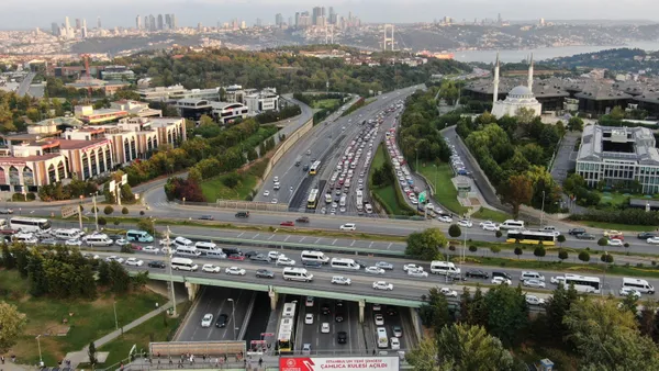 İstanbul’da trafik mesaisi erken başladı! Sürücülere çile oldu