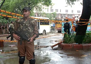 Hindistan'da askeri üsse saldırı: 17 ölü
