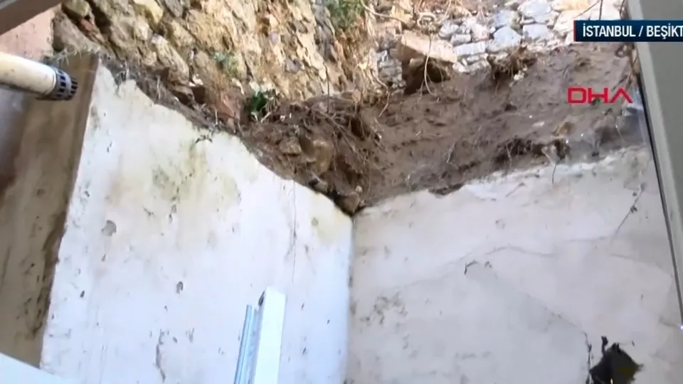 Beşiktaş’ta toprak kayması! 3 ev zarar gördü
