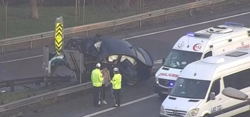 Son dakika: 15 Temmuz Şehitler Köprüsü çıkışında otomobil bariyerlere çarptı