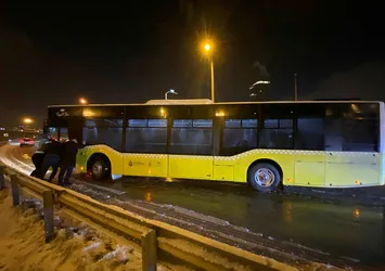 İstanbul'a kar yağdı İETT'ler yolda kaldı! İBB seyretti vatandaş yardım etti