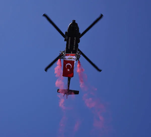 JÖAK'tan nefes kesen helikopterli Cumhuriyet Bayramı gösterisi - 2