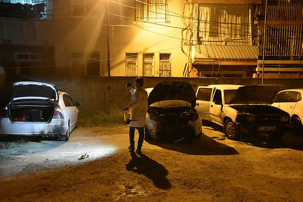 Adana'de üç otomobil kundaklandı - 1