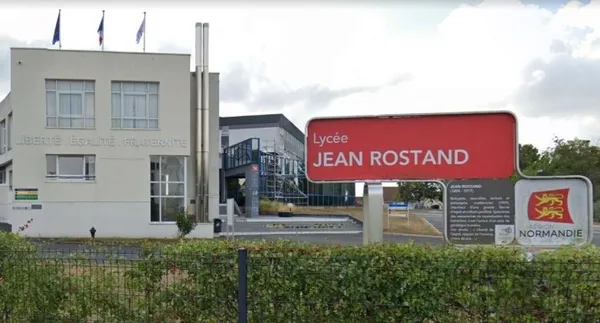 Kur’an-ı Kerim’i yırtıp başörtüsünü çöpe attılar! Fransa’da lise öğrencisine İslamofobik saldırı...