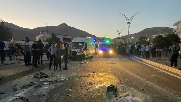 mardindeki-facia-gibi-kazayi-gorgu-tanigi-anlatti-tir-ambulans-ve-itfaiyenin-arasindan-gecti-ortalik-kan-golun-1661032251503.jpg Mardin'deki facia gibi kazayı görgü tanığı anlattı! TIR ambulans ve itfaiyenin arasından geçti ortalık kan gölüne döndü - 2