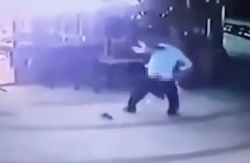 Yer Bağcılar… Kucağında köpeği ile kedi saldırısına uğradı! Ensesine