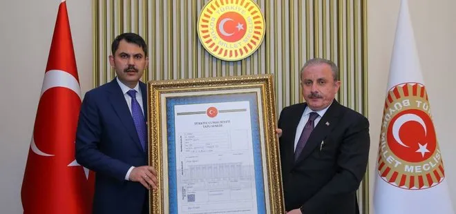 Çevre ve Şehircilik Bakan Murat Kurum, TBMM Başkanı Şentop’a Gazi Meclis’in tapusunu takdim etti
