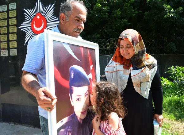 Şehit annesi PKK’nın gölgesine sığınan Kılıçdaroğlu’na isyan etti: Yüreğimize hançer sapladı