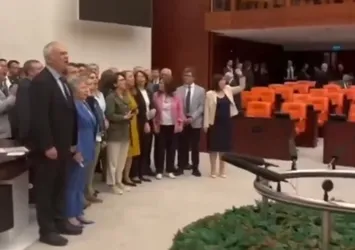 CHP’li vekillerden TBMM’de kürsü işgali!