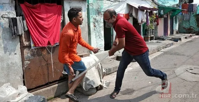 Hindistan polisi koronavirüsle mücadelede sokağa çıkanları demirle dövdü