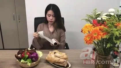 Daha önce böyle yemek pişirme yöntemi görmediniz! Çinli fenomen herkesi şaşkına çevirdi