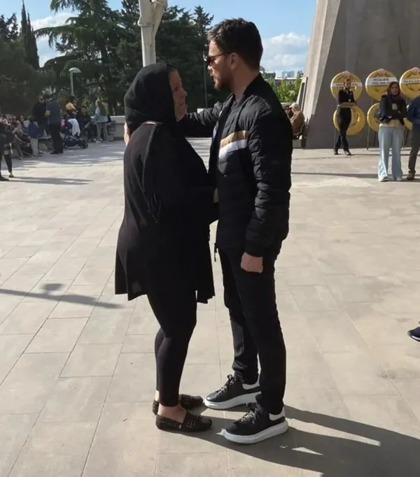 Şarkıcı İzel’in acı günü! Annesini gözyaşları içinde uğurladı