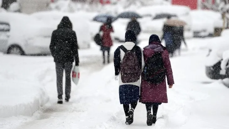 Konya’da yoğun kar hayatı olumsuz etkiledi! Trafik durdu okullar tatil edildi