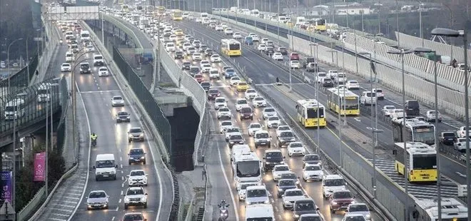 İstanbul’da trafik yoğunluğu yüzde 81’e ulaştı! Metrobüs duraklarında büyük yoğunluk yaşandı