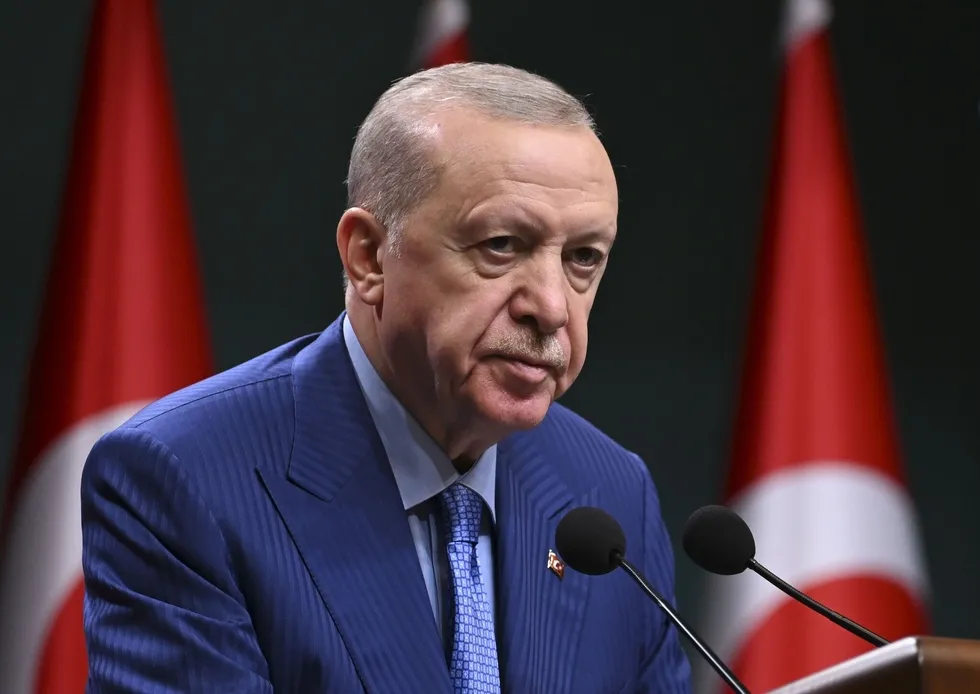 baskan-erdogandan-fon-sorusturmasi-mesaji-hak-yiyenleri-asla-savunmayiz-1790621577965.jpeg Erdoğan, Türkiye'nin finansal sistemine sirayet etmiş herhangi bir risk bulunmadığını belirtti. (AA)