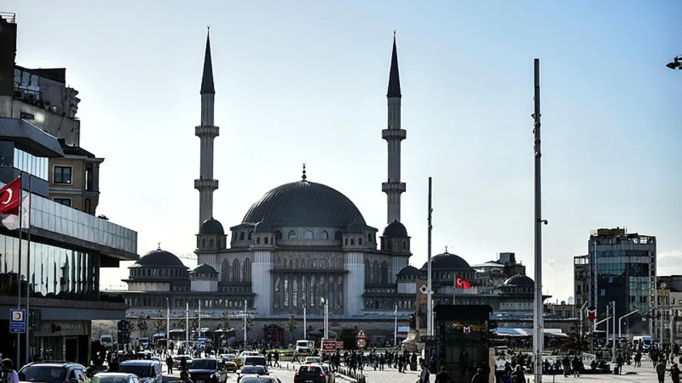 Ramazan'a hazırlanan Taksim Camii’nin son hali havadan görüntülendi