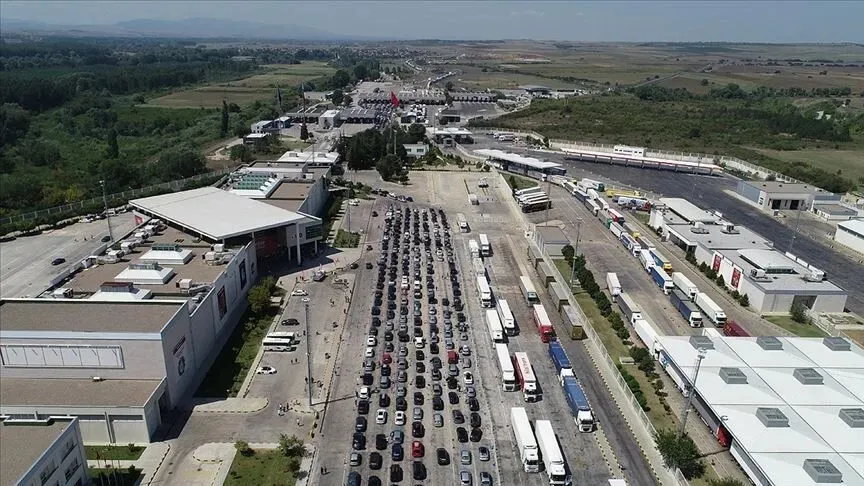 yabanci-plakali-araclara-siki-denetim-karar-resmi-gazetede-yayimlandi-1785273355884.jpeg Yabancı plakalı araçlara sıkı denetim! Karar Resmi Gazete’de yayımlandı - 2