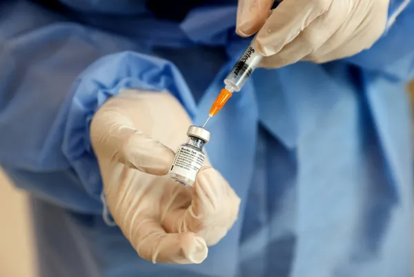 Aşı olanlar dikkat! ’Süper bulaştırıcı’ olarak virüs taşıyabilirsiniz