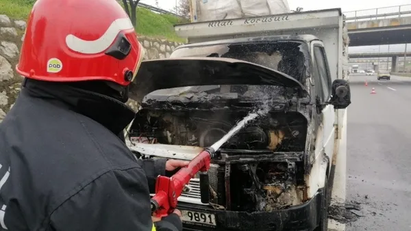 Seyir halindeki kamyonet alevlere teslim oldu - 1