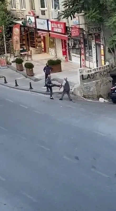 1629711598656.jpg Yol ortasında birbirlerine girdiler! Yaşlı vatandaşların kavgası kamerada - 1