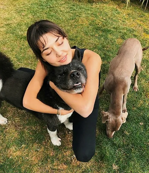 Karantinada olan Hande Erçel paylaşımıyla sosyal medyayı salladı!