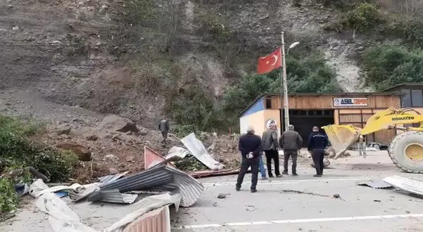 Rize'de korku dolu anlar! Heyelan nedeniyle kara yolu kapandı - 1