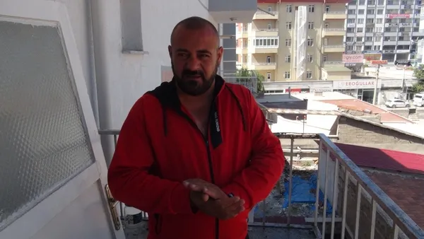 nigdede-korku-dolu-anlar-balkondan-atlayan-kadini-havada-yakaladi-1656593782634.jpg Niğde’de korku dolu anlar! Balkondan atlayan kadını havada yakaladı - 3