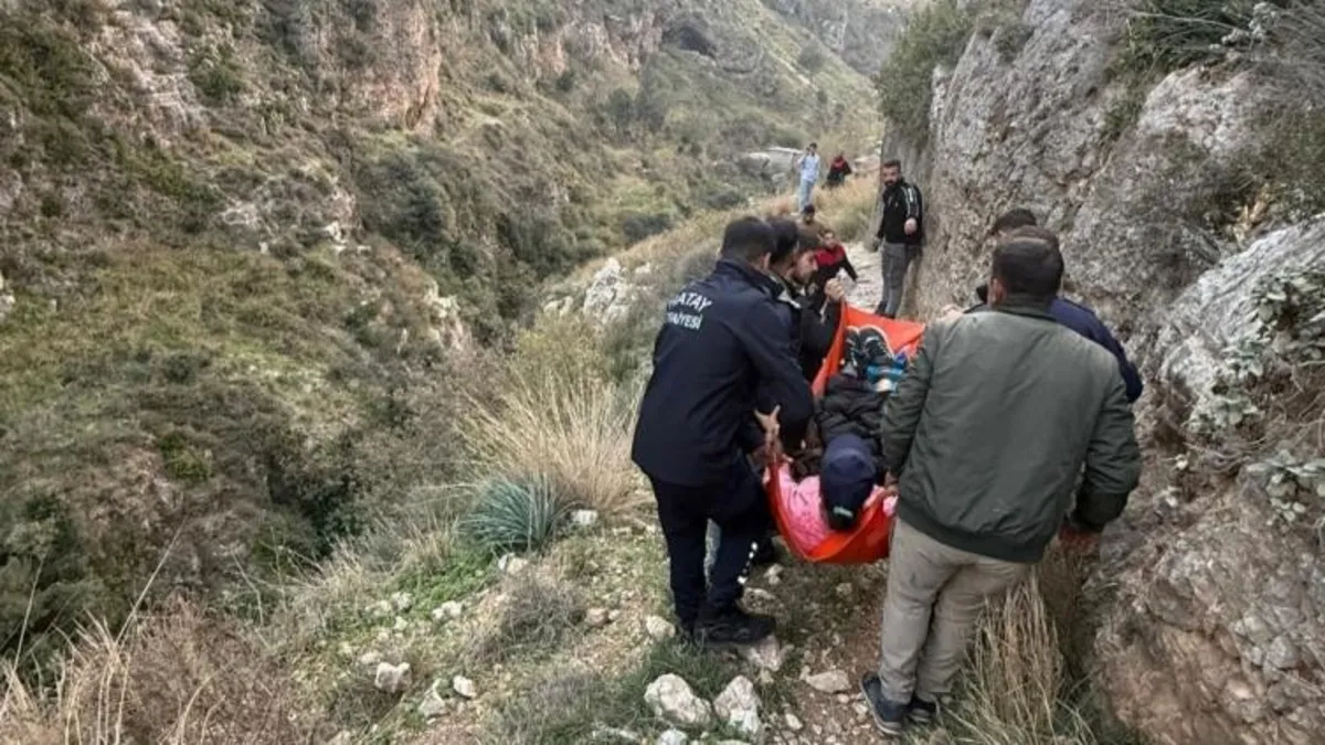 Yürüyüş esnasında dehşeti yaşadı! Kayalıklardan düşen şahıs yaralandı
