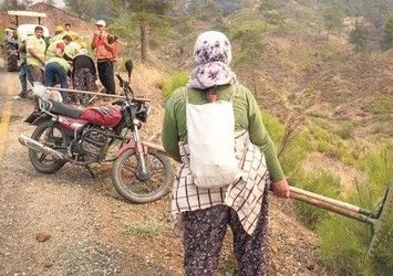 Ateş hattının Nene Hatun’ları! Yangının önüne set oldular