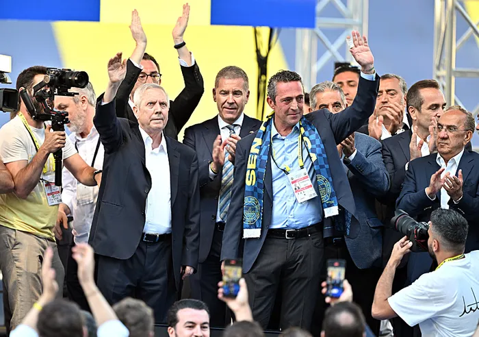 Fenerbahçe’nin başkanı yeniden Ali Koç seçildi! El ele kürsüye çıktılar