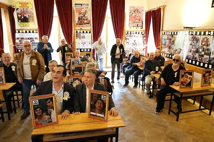 Hababam Sınıfı’nın efsaneleri 50 yıl sonra aynı sıraya oturdu