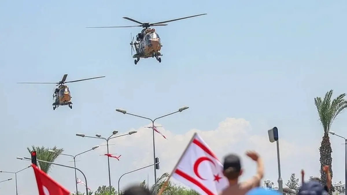 50 gemiyle Kıbrıs çıkarması! Adalı Türkler böyle geçit töreni görmedi