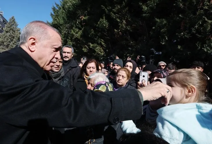 Başkan Recep Tayyip Erdoğan Gaziantep'te depremzedeleri ziyaret etti! Yanına gelen kadın sarılıp ağladı