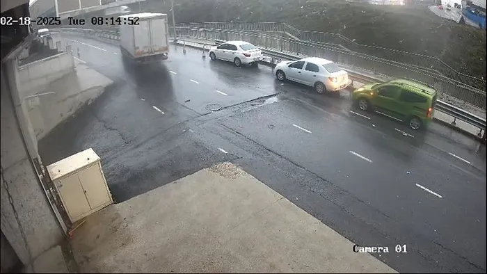 akillara-durgunluk-veren-hirsizlik-savunmalari-pes-dedirtti-saka-yapacaktik-1741939651174.jpeg 1,7 milyon liralık kumaş soygunu güvenlik kamerası görüntülerine yansıdı (DHA)