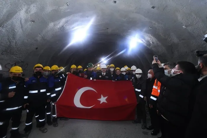 Yeni Zigana Tüneli’nde ilk ışık göründü! Ulaştırma ve Altyapı Bakanı Adil Karaismailoğlu A Haber’de