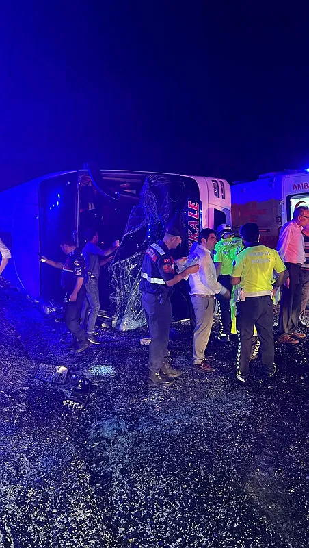 1661456934231.jpg Denizli'de yolcu otobüsü devrildi! Otobüste sıkışanlar var! Çok sayıda yaralı... - 5