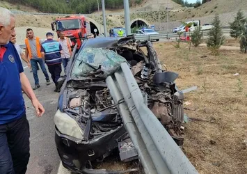 Kahramanmaraş'ta kontrolden çıkan araç bariyerlere ok gibi saplandı! 4 yaralı