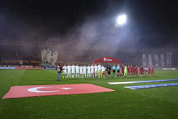Ermenistan taraftarlarından Türkiye’ye karşı çirkin hareket! İstiklal Marşı’nı ıslıkladılar