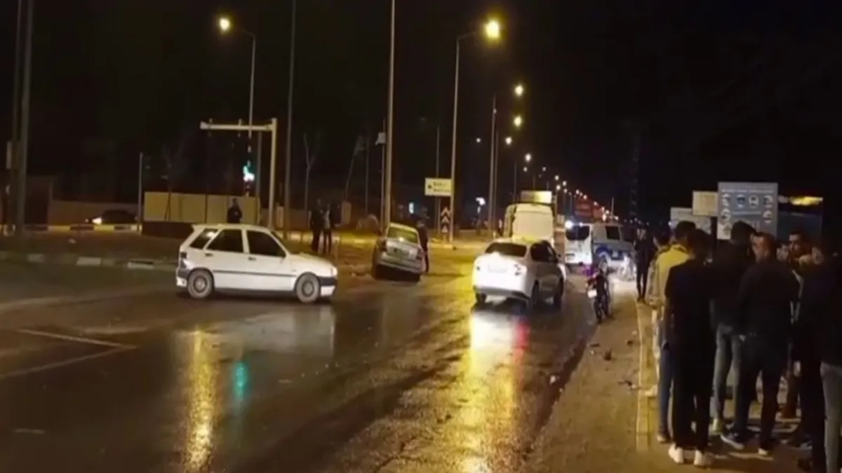 Hatay'da iki otomobil çarpıştı: 3 yaralı