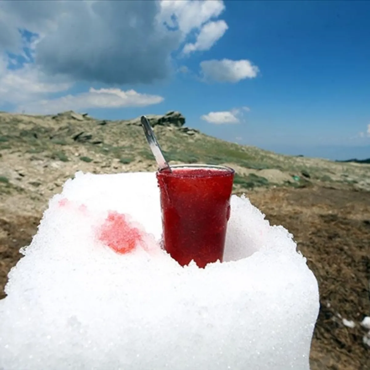 Buz gibi bir helva geleneği: Zirveye gömüp yazı bekleyin