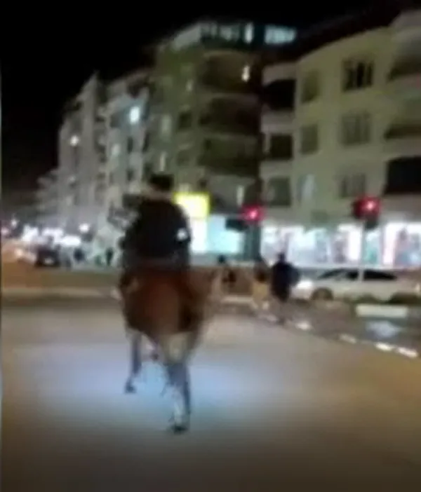 sosyal-medyaya-video-atmak-icin-atiyla-trafige-cikti-kirmizi-isikta-gecince-araba-carpti-1649581149485.jpg Sosyal medyaya video atmak için atıyla trafiğe çıktı! Kırmızı ışıkta geçince araba çarptı - 1