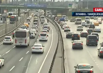Son dakika: İstanbul'da toplu taşımada ve trafikte yoğunluk! Son durumu A Haber muhabiri bölgeden aktardı