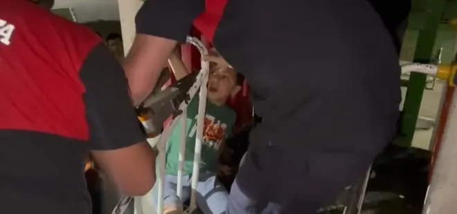 Parkta korku dolu anlar: Ayağı demire sıkışan çocuğu itfaiye kurtardı