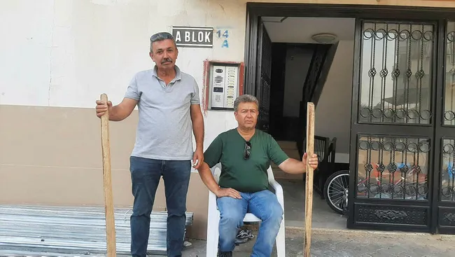 adanada-bir-haftada-8-yangin-cikan-binada-apartman-sakinleri-sopayla-nobete-basladi-1692995527995.jpg Adana'da bir haftada 8 yangın çıkan binada apartman sakinleri sopayla nöbete başladı - 4