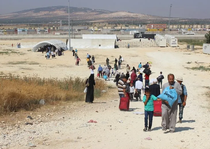 Suriyeliler koşa koşa ülkelerine gidiyor