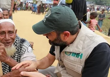 İHH 555 bin Arakanlıya yardım ulaştırdı