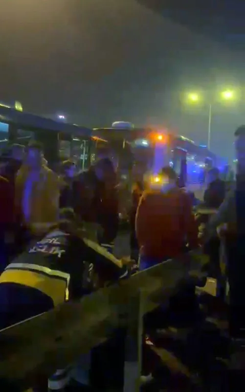 maltepede-minibus-iett-otobusune-carpti-yaralilar-var-1672425567555.jpg Kartal'da minibüs İETT otobüsüne çarptı: Yaralılar var - 2