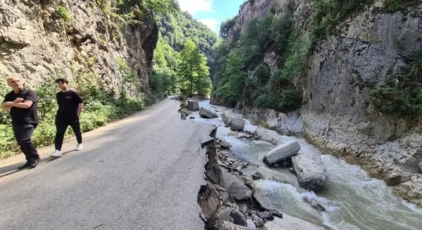 karabukte-sel-afeti-ardindan-yikim-karari-verilen-evler-tahliye-edilmeye-baslandi-1657551132348.jpg Karabük’te sel afeti ardından yıkım kararı verilen evler tahliye edilmeye başlandı - 2