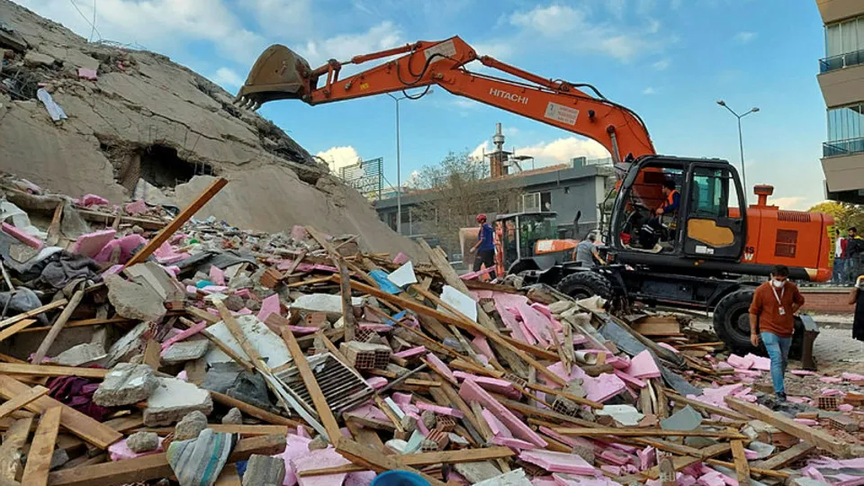 İzmir'de 6.6 şiddetinde yıkıcı deprem! Peş peşe açıklamalar