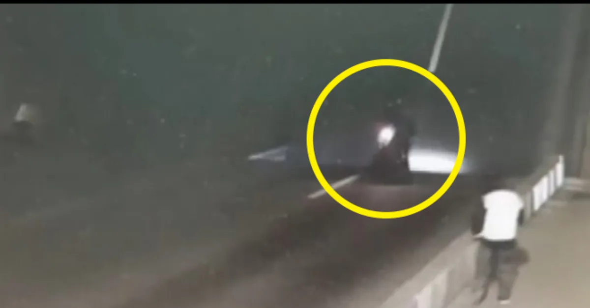 Rusya’da motosikletli açılmış köprüyü fark etmeyerek boşluğa düştü! Ölüm anı kamerada...